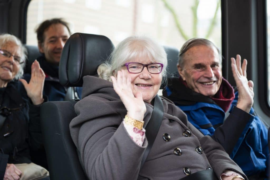 Vrolijke ouderen in de BoodschappenPlusBus